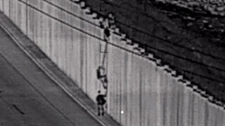 שוהים בלתי חוקיים עוברים את חומת ההפרדה בקו התפר במזרח לכיש סמוך לישוב אליאב