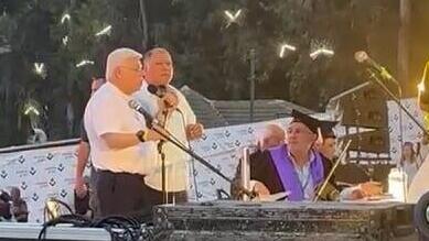 ד"ר ויצמן (שמאל) במהלך הטקס אתמול מהומה במהלך טקס חלוקת התארים במרכז האקדמי רמת גן, בזמן נאום פוליטי ד"ר חיים ויצמן