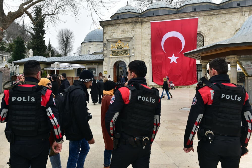 Officers in Istanbul (Photo: thomas koch / Shutterstock.com) שוטרים באיסטנבול