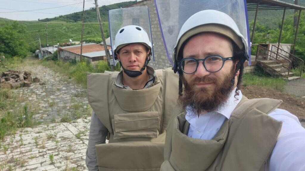 Hasidic Jornalist Jake Turx, right, continues his search ג'ייק טורקס (מימין) במהלך החיפושים