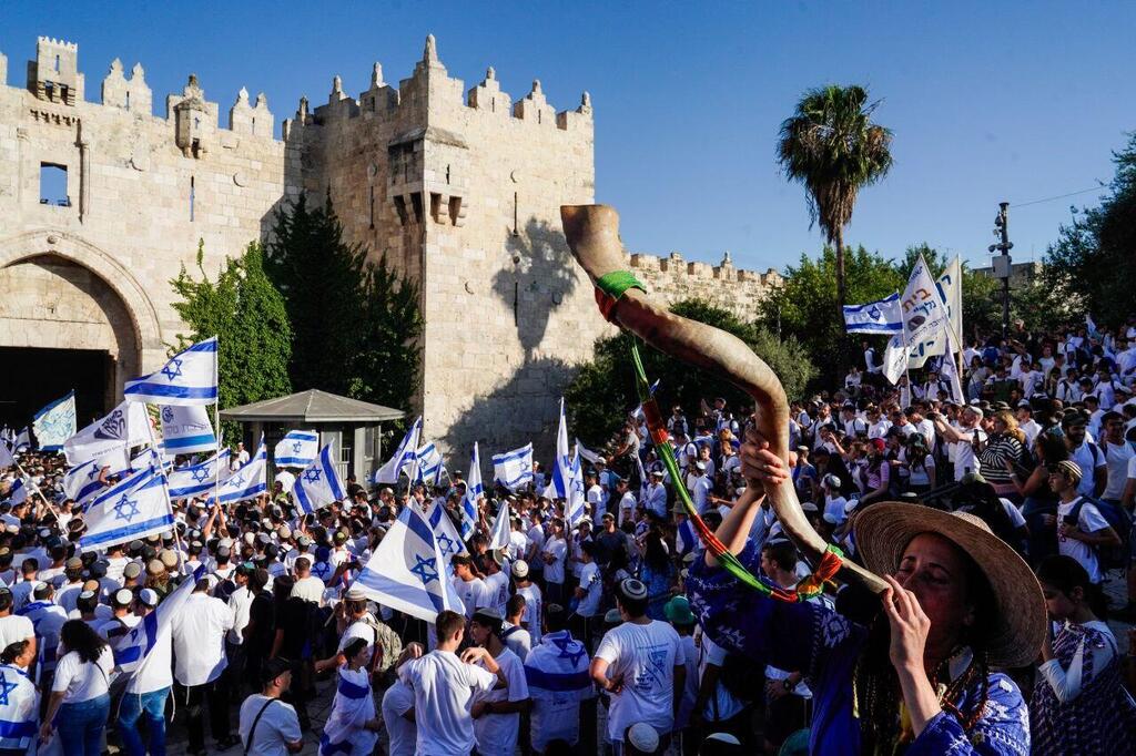 ההמונים בשער שכם במהלך הצעדה (צילום: שלו שלום ) צעדת הדגלים בירושלים