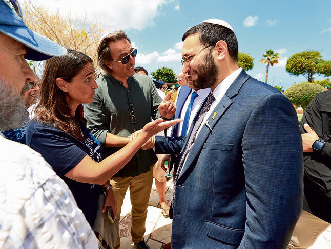 השר וסרלאוף בביקור בנהריה. חושש שישימו לו רגליים בממשלה | צילום: אלעד גרשגורן yk13955004