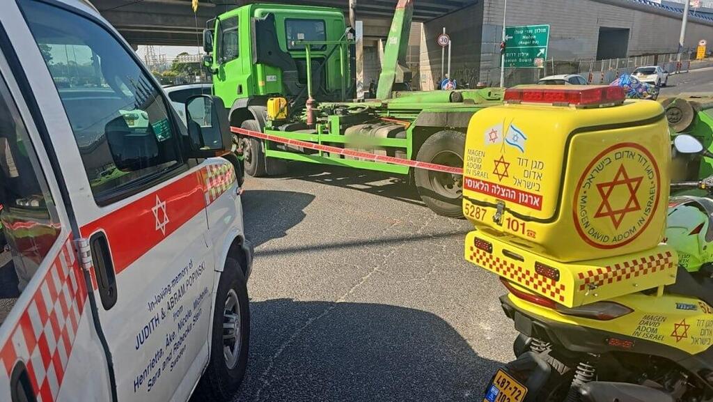 זירת התאונה בצומת חולון ( צילום: תיעוד מבצעי מד"א ) הרוגה בתאונת דרכים בחולון