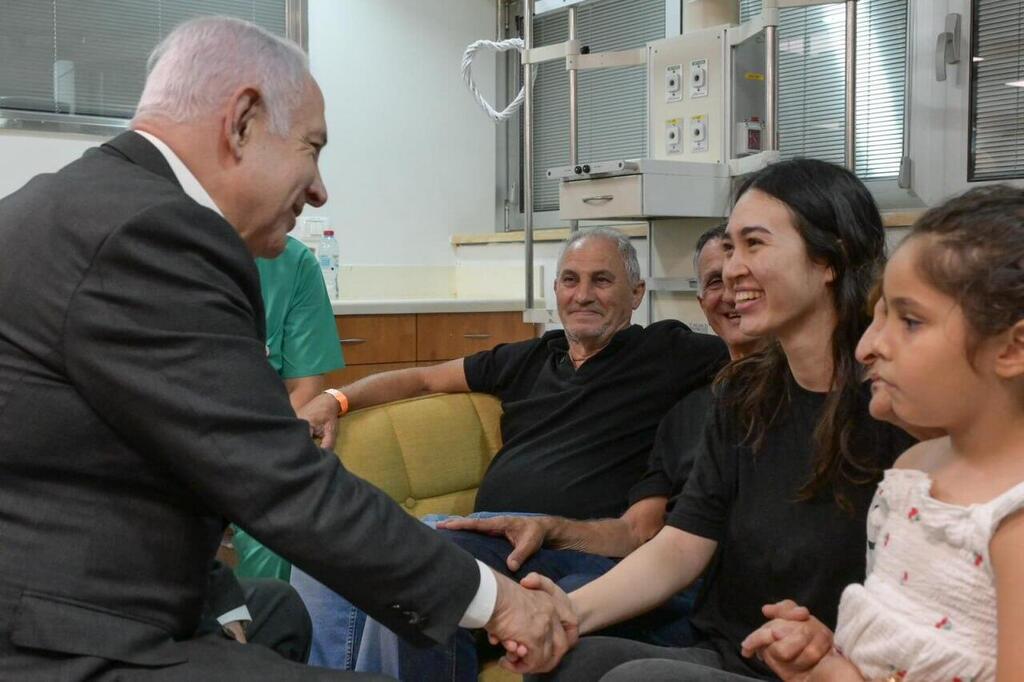 נתניהו עם החטופים שחולצו בשיבא תל השומר (צילום: מעיין טואף, לע״מ) בנימין נתניהו עם החטופים שחולצו בשיבא תל השומר