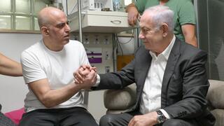 בנימין נתניהו עם החטופים שחולצו בשיבא תל השומר