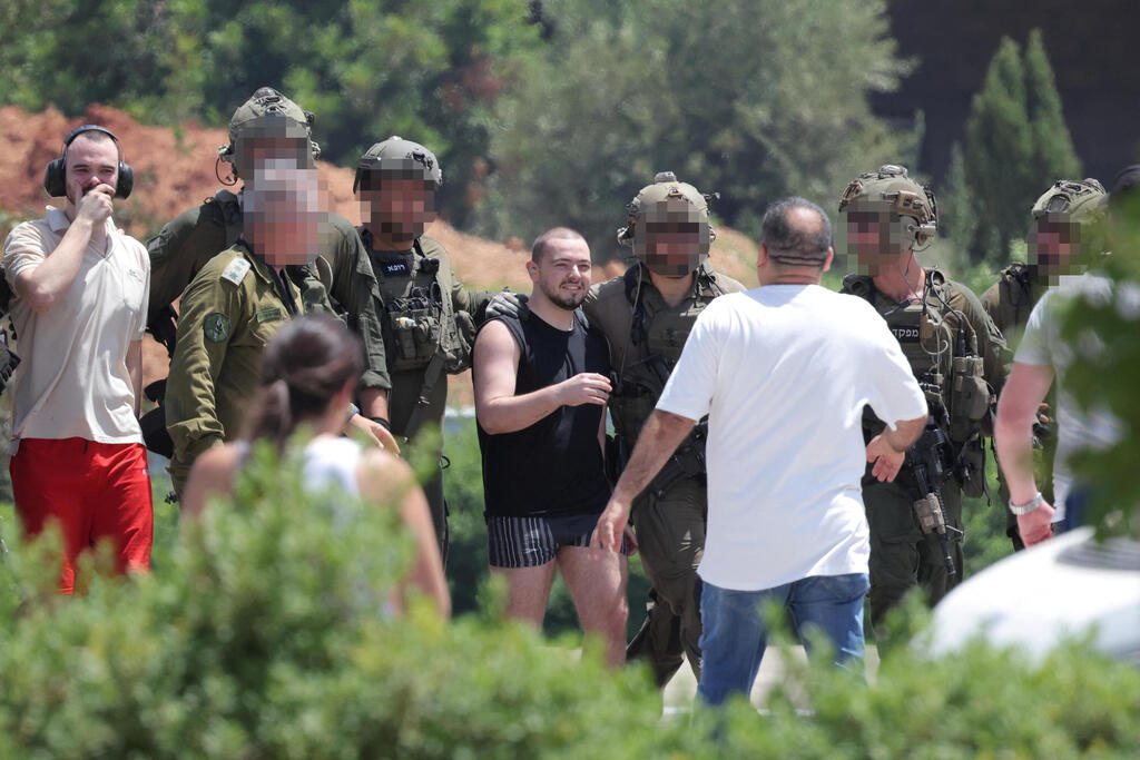 אלמוג מאיר ג'אן ואנדריי קוזלוב נוחתים בשיבא (צילום: REUTERS/Marko Djurica) אלמוג מאיר ואנדריי קוזלוב
