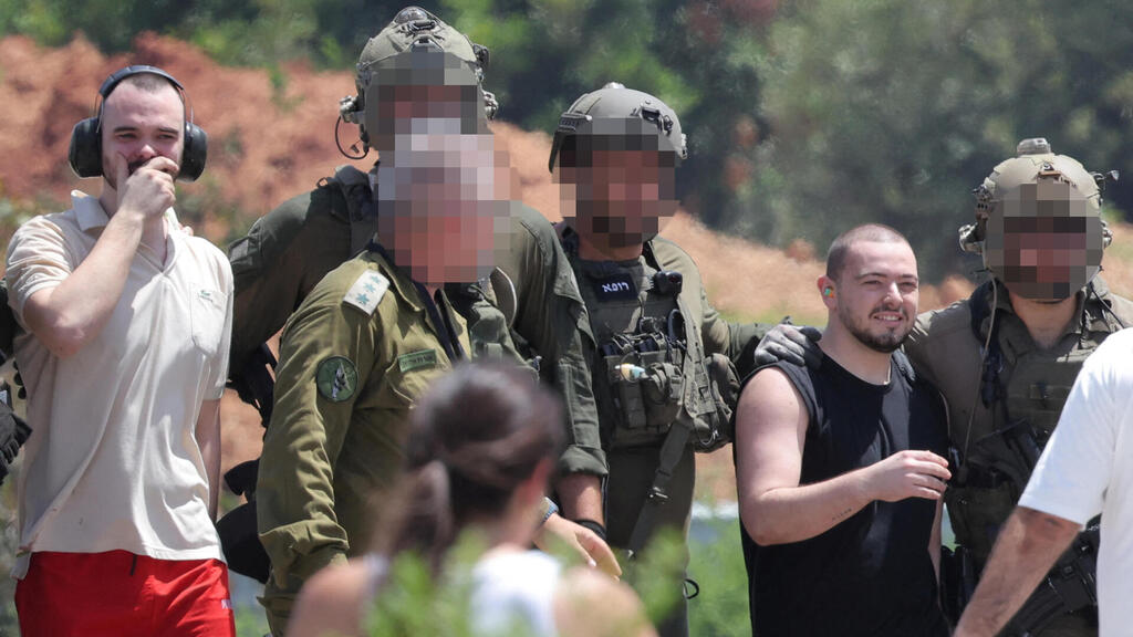 היו ביחד לאורך כל חודשי השבי. מאיר ג'אן וקוזלוב ביום החילוץ (צילום: REUTERS/Marko Djurica) אלמוג מאיר ואנדריי קוזלוב