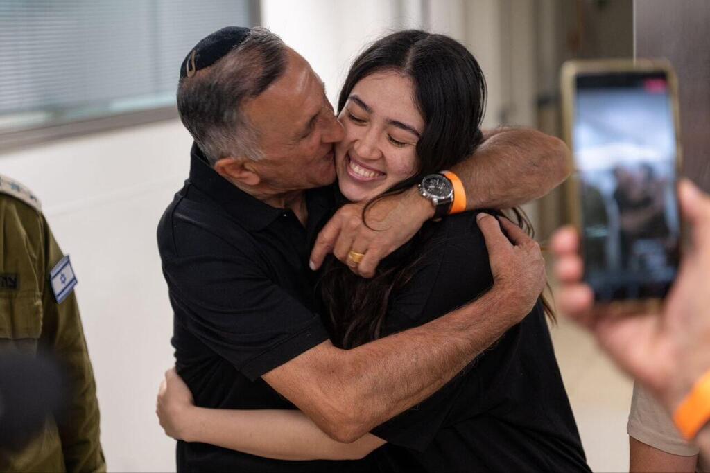 המפגש הראשון של נועה ארגמני עם משפחתה (צילום: דובר צה"ל) המפגש הראשון של נועה ארגמני עם משפחתה