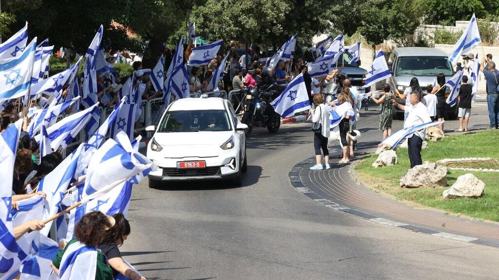 Israelis honoring Arnon Zmora (Photo: Amit Shabi) צעדת דגלים לזכרו של פקד ארנון זמורה ז"ל
