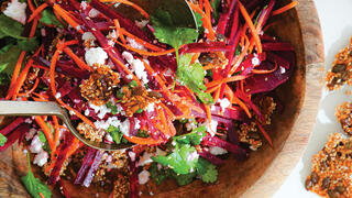 A crunchy carrot and beet salad to cool down your summer