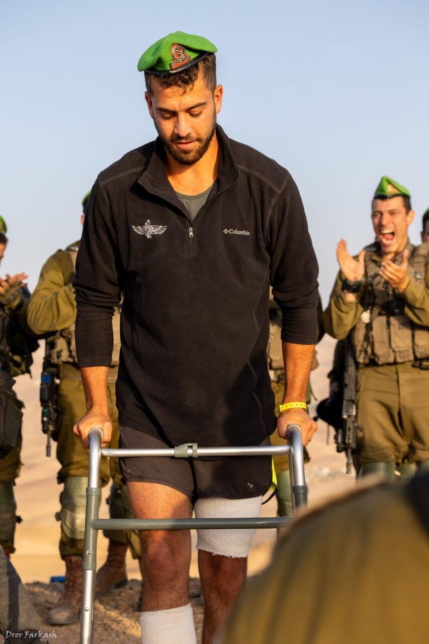 Corporal Noam at the ceremony (Photo: Dror Farkash) רב"ט נעם לוחם בסיירת הנח"ל מטלמונים נפצע ברגליו