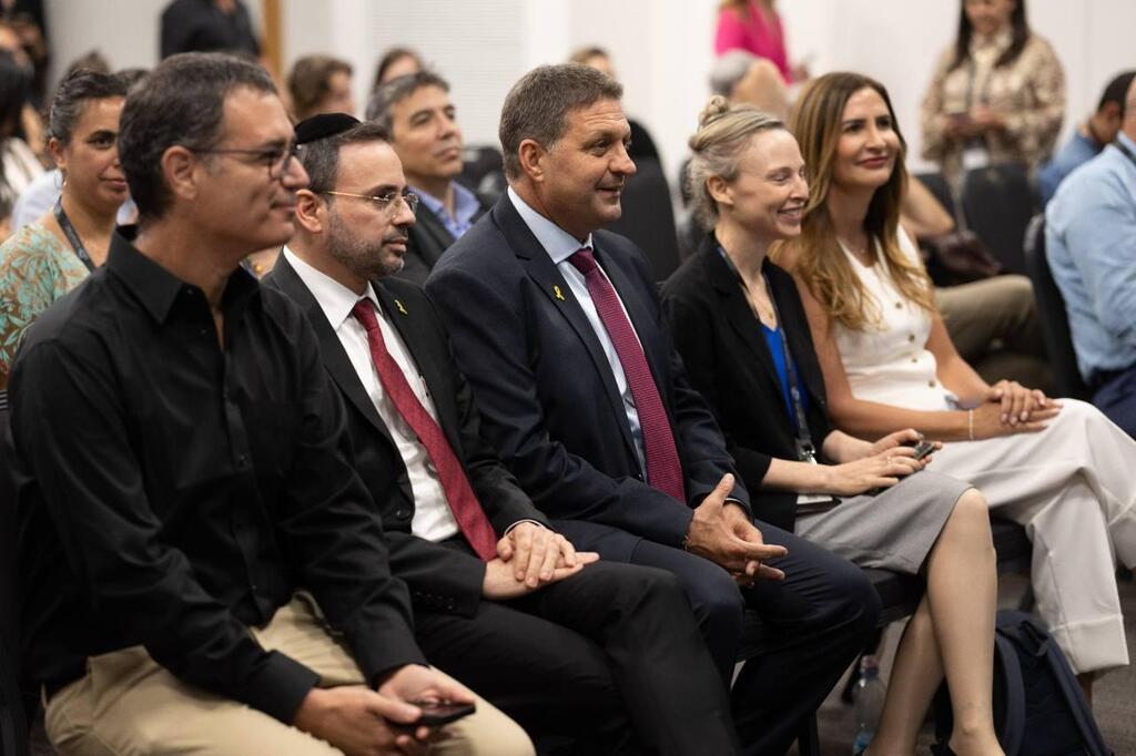 שר הבריאות והמנכ"ל בכנס עם מרכז השלטון המקומי (צילום: גל סזון) שר הבריאות אוריאל בוסו מנכ"ל משרד הבריאות משה בר סימן טוב יו"ר מרכז השלטון המקומי חיים ביבס