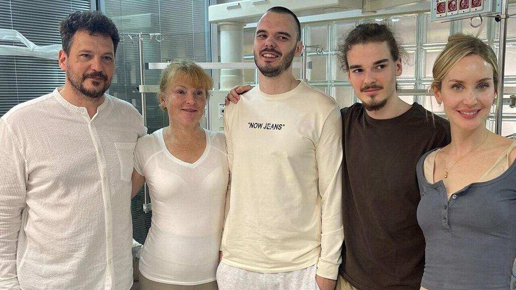 האיחוד עם המשפחה. "במוח שלי חשבתי על דבר אחד, אני חייב לשרוד" (צילום: דוברות מנהלת החטופים הנעדרים) איחוד משפחתו של אנדריי קוזלוב