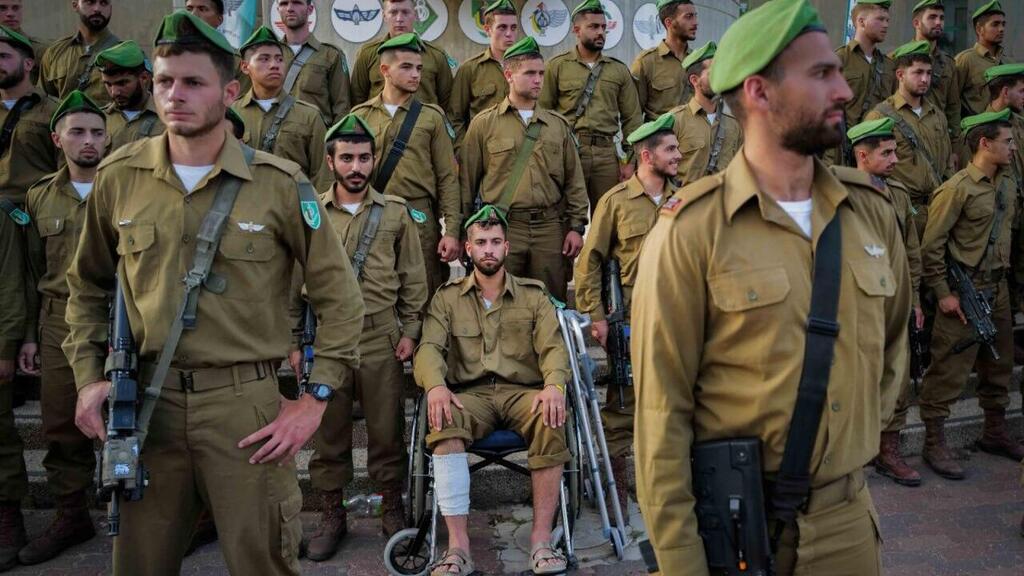 Corporal Noam and his unit at the ceremony (Photo: Michael Giladi) רב"ט נעם לוחם בסיירת הנח"ל מטלמונים נפצע ברגליו