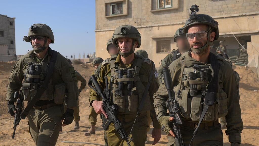 הרמטכ"ל בדיר אל-בלח. "אנחנו היום יכולים להגיע לכל מקום ברצועת עזה, זו המשמעות של הכרעה שאנחנו קרובים אליה" (צילום: דובר צה"ל) הרמטכ"ל בהערכת המצב בדיר אל-בלאח שברצועת עזה לאחר מבצע חילוץ החטופים