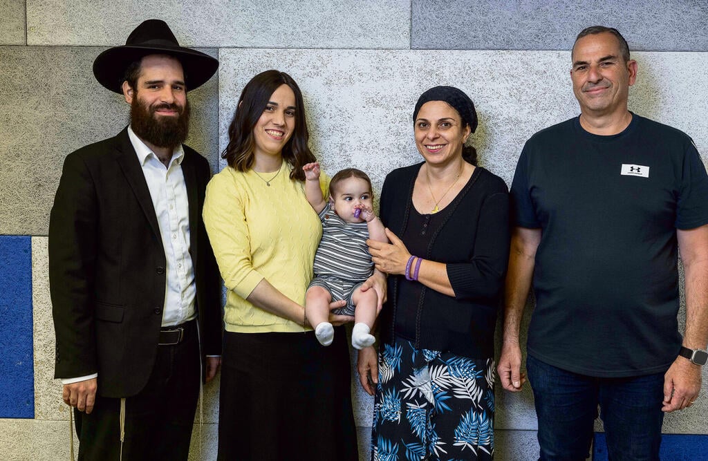 A family reunited (Photo: Tal Shahar) משפחת ג'רבי (הוריו של אורי ג'רבי ז"ל) עם משפחת קלויזנר