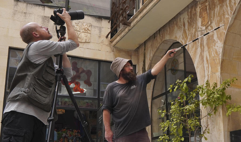 שי הלוי ומיכאל טשרנין מרשות העתיקות בעת מחקר הסמלים