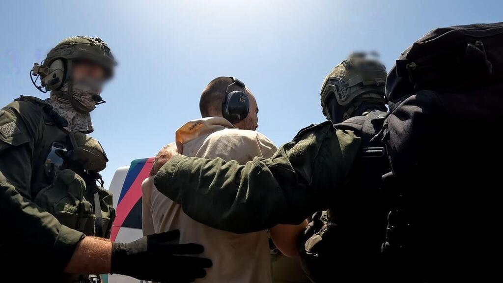 קוזלוב ביום החילוץ. "כשפגשתי את שלומי הרגשתי הקלה, הנה עוד מסכן כמוני" (צילום: דובר צה"ל) אנדריי קוזלוב לאחר שחולץ משבי חמאס