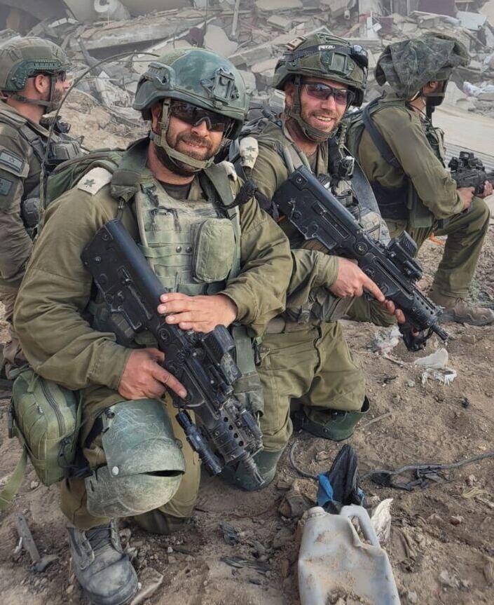 עם חבריו לפלוגה בעזה. "ההירתמות של העם מרגשת" (צילום: אלבום פרטי) מנהל עמותת מאירים יזהר נבון