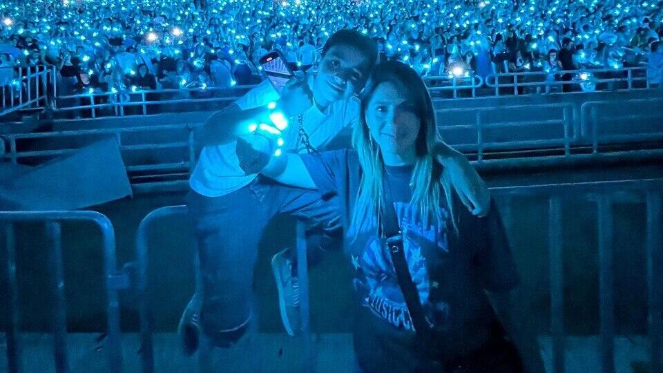 Ori and Anat Abudi at the concert (Photo: Courtesy) ענת ואורי עבודי בהופעת קולדפליי באתונה
