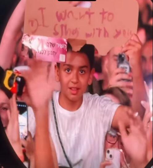 Ori Abudi at the show (Photo: via Instagram) אורי עבודי בהופעת קולדפליי באתונה