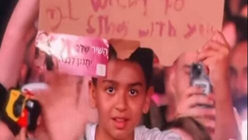אורי עבודי בהופעת קולדפליי באתונה