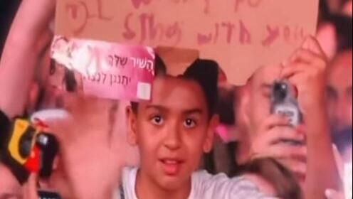 אורי עבודי בהופעת קולדפליי באתונה