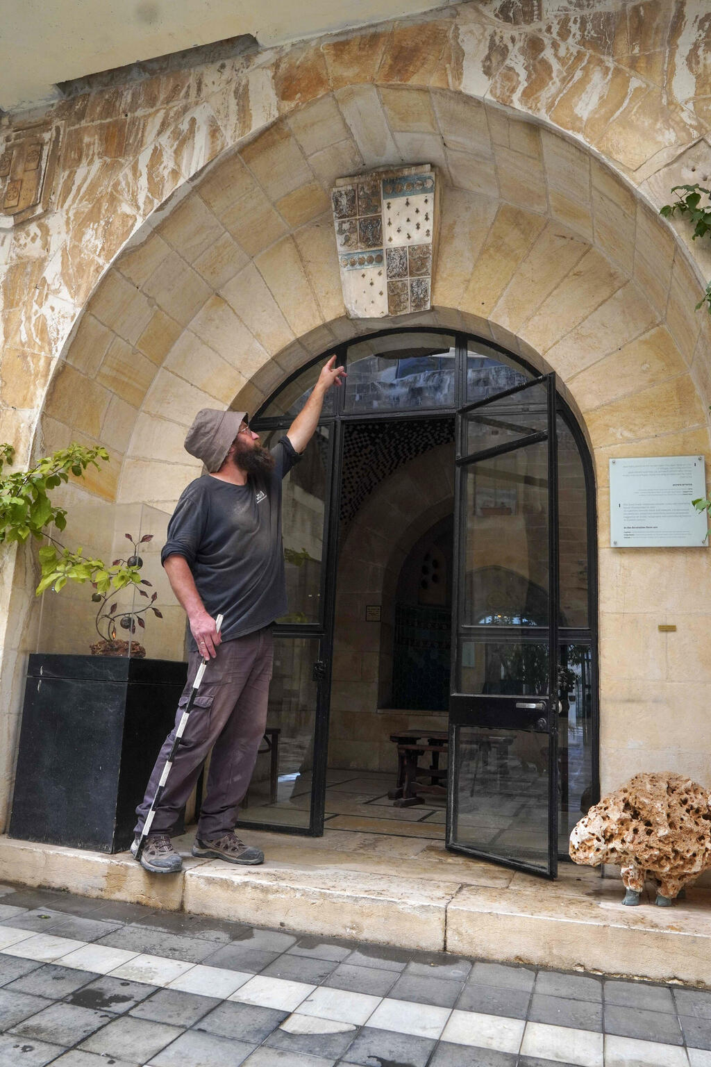 מיכאל טשרנין מרשות העתיקות מצביע על כמה מהסמלים במבנה