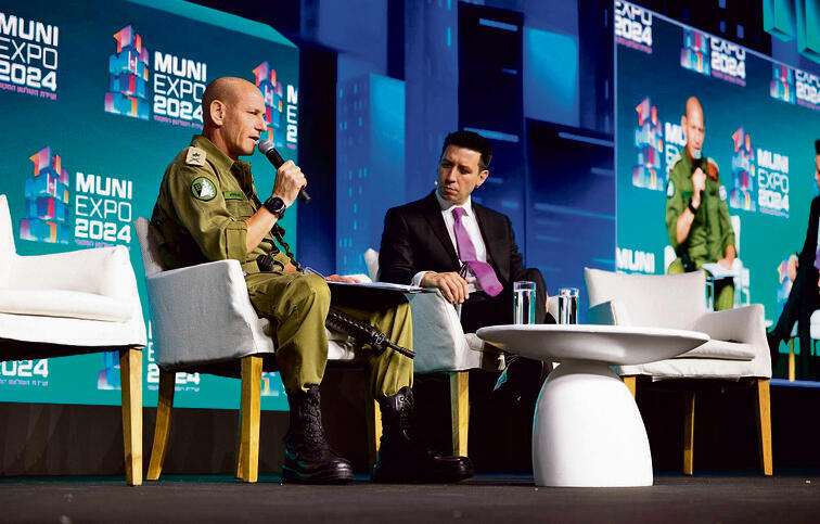 מפקד פיקוד העורף אלוף רפי מילוא עם המנחה אטילה שומפלבי yk13959418