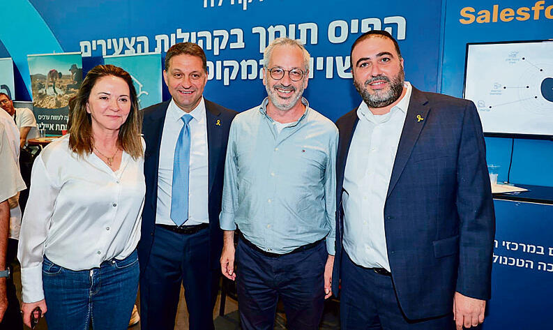 מימין: שר הפנים משה ארבל, מנכ"ל מפעל הפיס עו"ד בני דרייפוס, יו"ר מרכז השלטון המקומי חיים ביבס, מזכירת מפעל הפיס אסנת אלרואי yk13959419