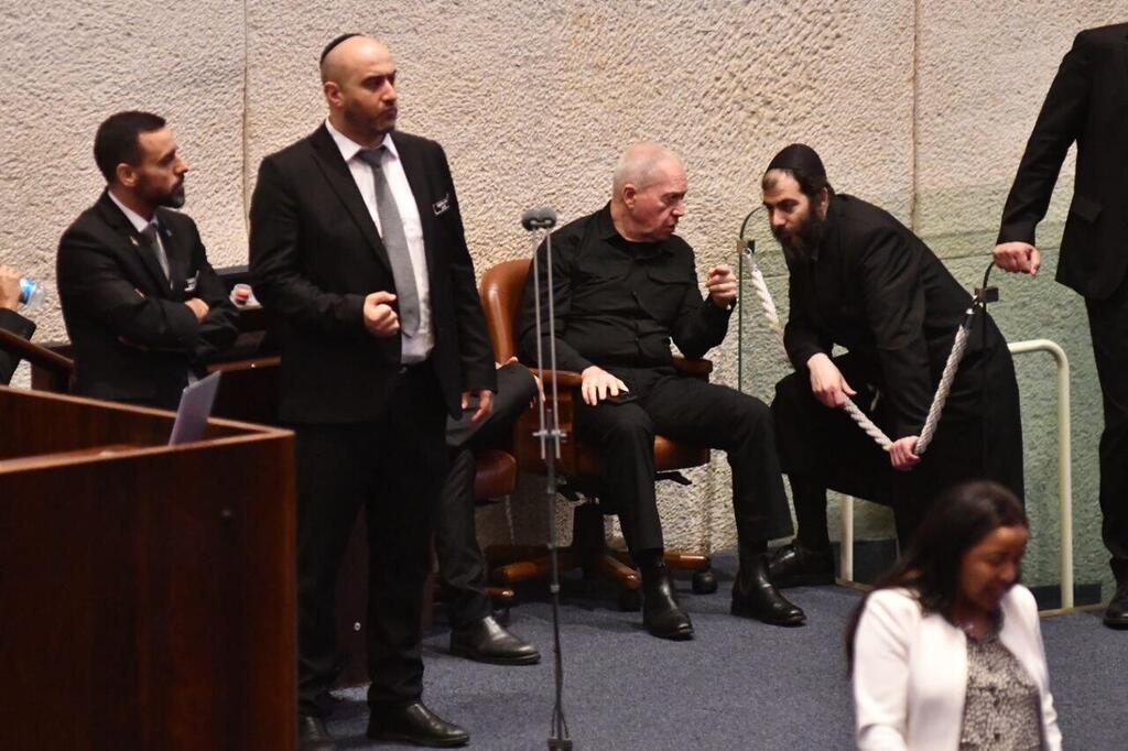 הניסיון לשכנע את גלנט - שלא צלח (צילום: רפי קוץ) מליאת הכנסת