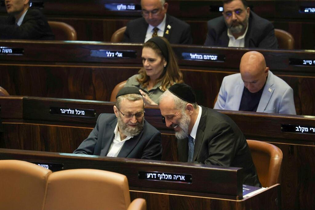 דרעי וגפני. הצביעו בעד, למרות שתקפו בעבר בחריפות את החוק (צילום: דני שם טוב, דוברות הכנסת) מליאת הכנסת