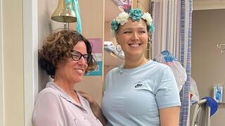 אופיר כפרי ופרופ' תמר פרי בעת חגיגות טיפול הכימו האחרון