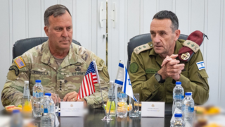 הגנרל מייקל אריק קורילה בפגישה עם הרמטכ"ל הרצי הלוי
