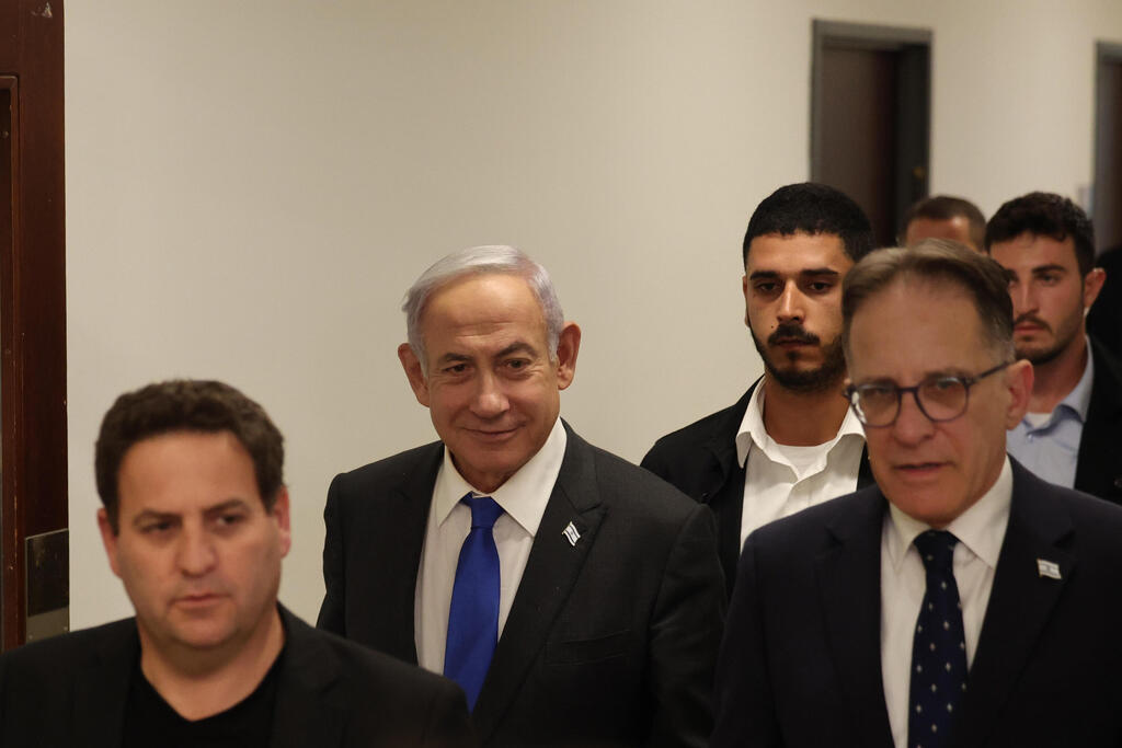 נתניהו וראש הסגל ברוורמן. זעם על גלנט (צילום: EPA/ABIR SULTAN) מליאת הכנסת