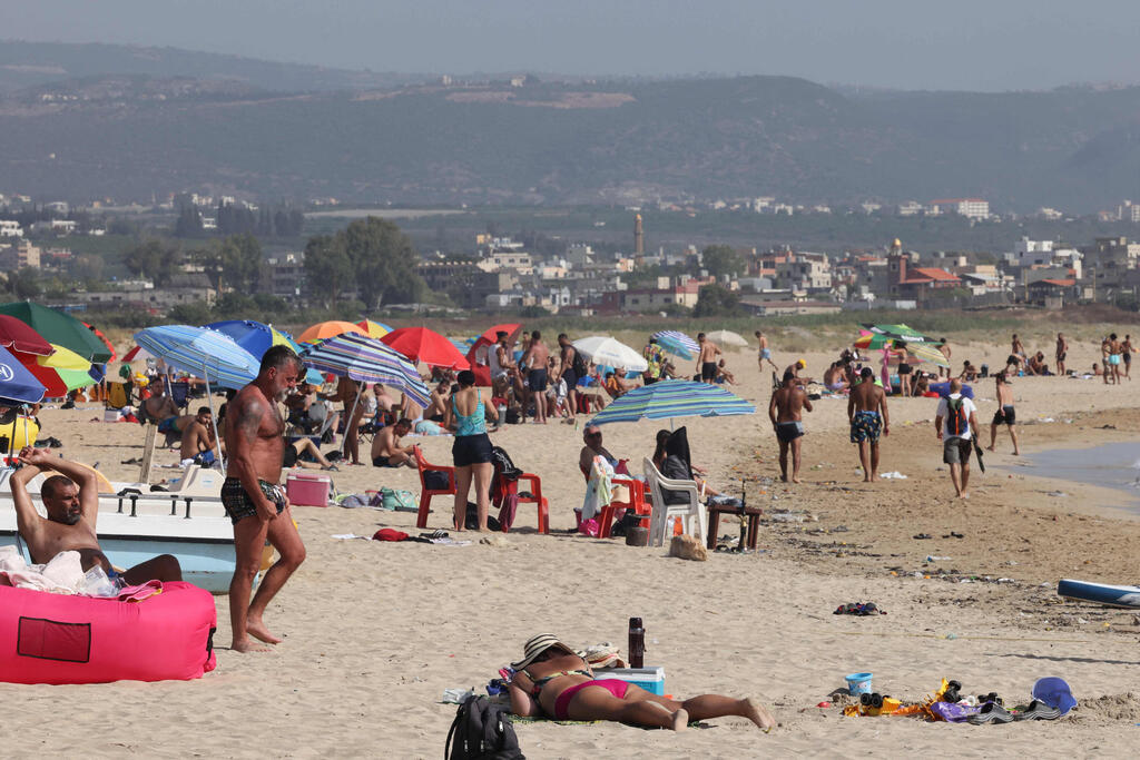 Lebanese go to the beach in southern Lebanon (Photo: ANWAR AMRO / AFP) חוף הים צור בדרום לבנון בצל מלחמת חרבות ברזל