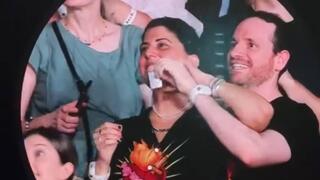 מרטין ביקש להתמקד. האישה מציגה את הדיסקית