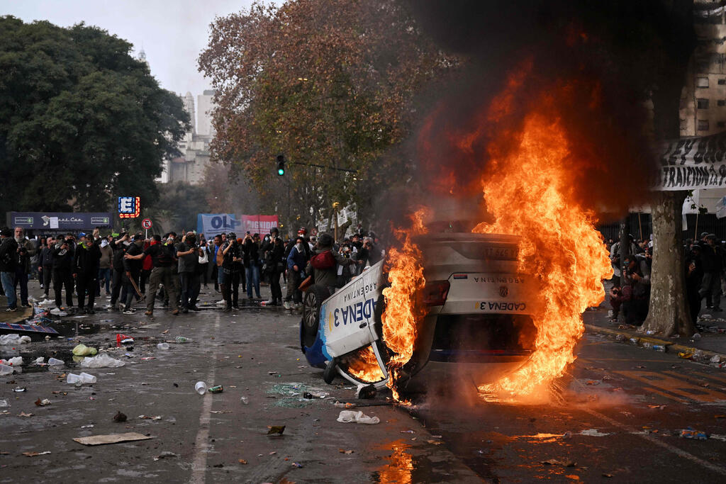 צילום: Luis ROBAYO / AFP מפגינים בואנוס איירס נגד רפורמה של נשיא ארגנטינה חאבייר מיליי