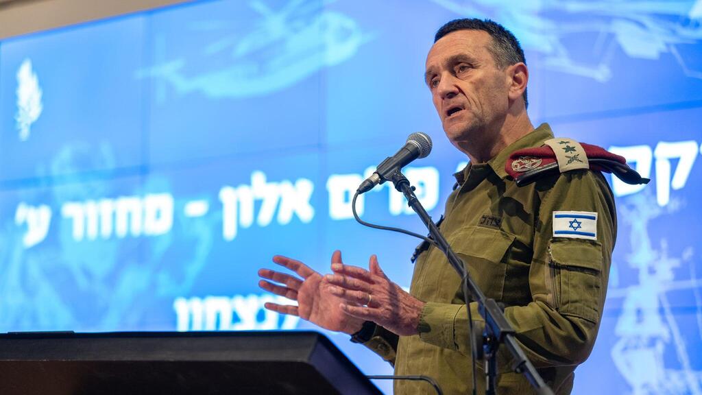 הרמטכ"ל הלוי. מתכוון להתפטר בגלל חלקו במחדל, אבל רק כשיהיה משוכנע שהאיום מצפון ומדרום הוסר (צילום: דובר צה"ל) נאום הרמטכ"ל בטקס סיום קורס פיקוד ומטה ׳אלון׳ מחזור ע׳ מחנה גלילות