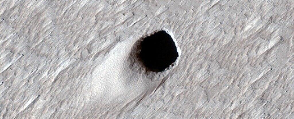 אחד הבורות במאדים (צילום: NASA/JPL/University of Arizona) אחד הבורות במאדים