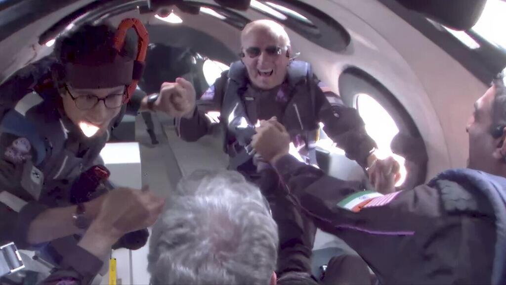 פרגמנט (במרכז) מרחף בחלל (צילום: וירג'ין גלקטיק) פרגמנט מרחף בחלל