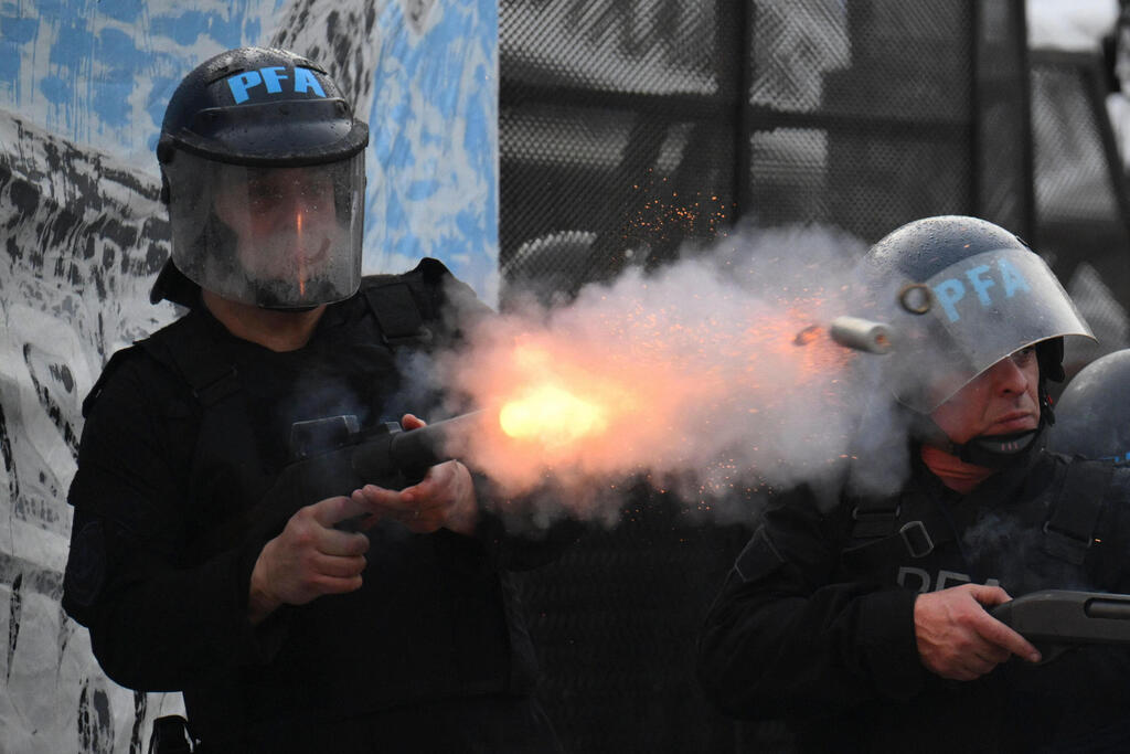 צילום: Luis ROBAYO / AFP מפגינים בואנוס איירס נגד רפורמה של נשיא ארגנטינה חאבייר מיליי