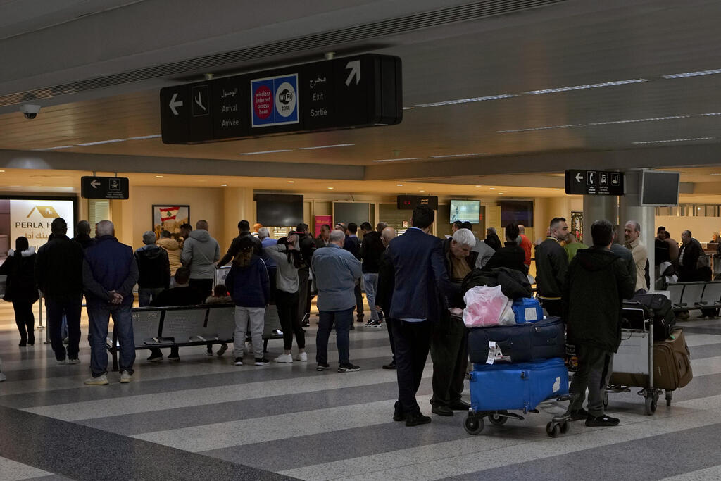 Passengers at the airport (Photo: AP/Bilal Hussein) נמל התעופה סעד אל-חרירי בביירות