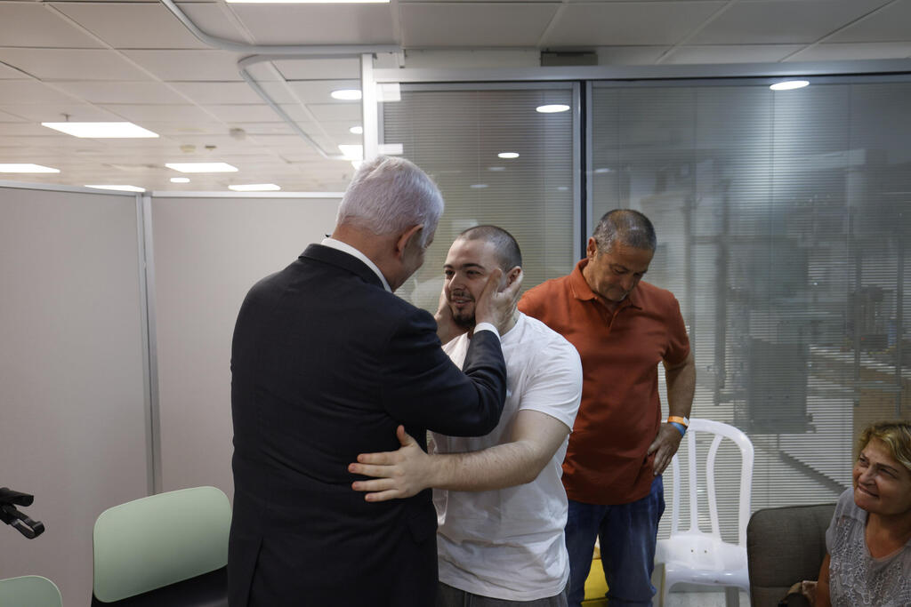 נתניהו עם אלמוג מאיר ג'אן ששוחרר במבצע ארנון (צילום: זיו קורן) ראש הממשלה נתניהו פוגש את אלמוג מאיר ג'אן