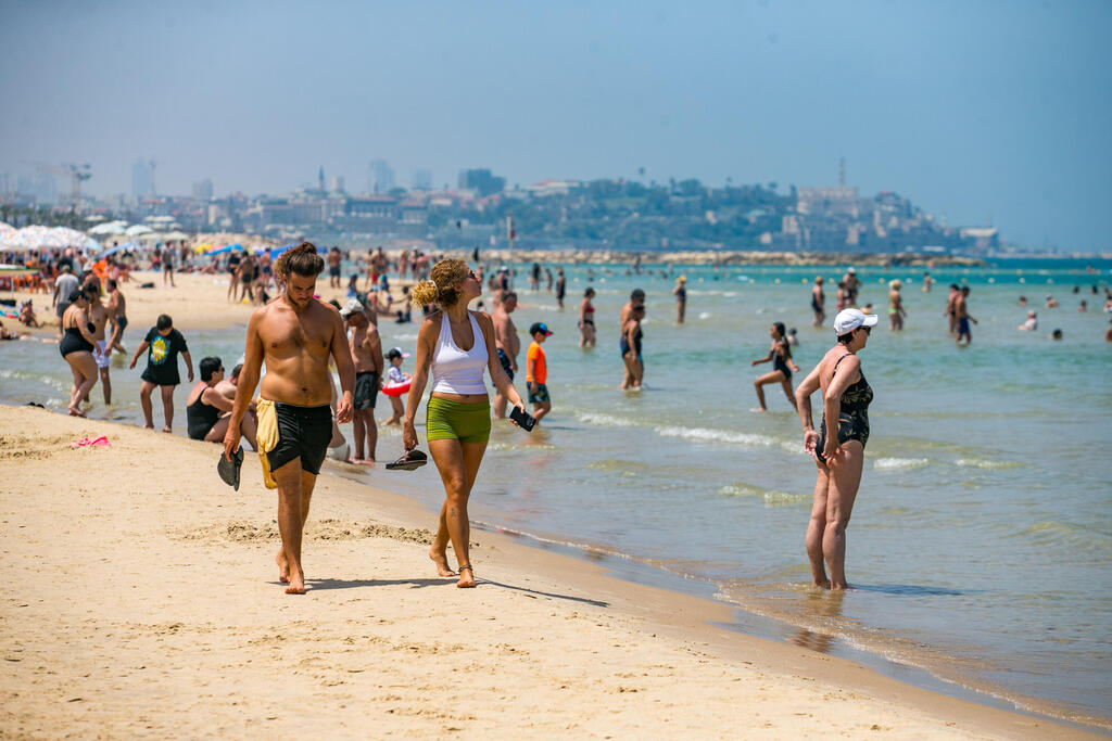 מבלים בחופי תל אביב. ארכיון (צילום: עידו ארז) מבלים בחופי תל אביב בגל החום הקיצוני