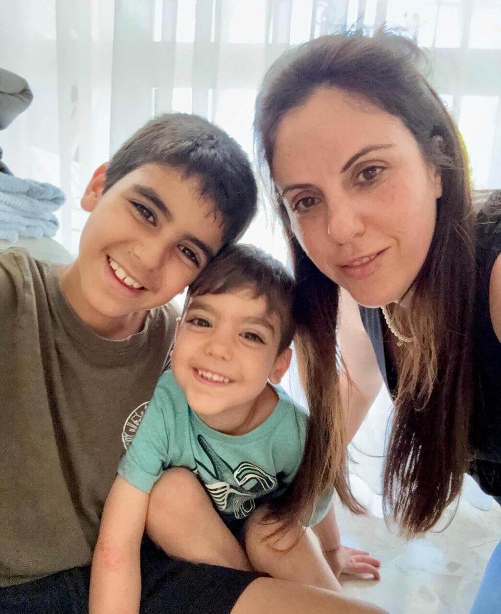 Adi Lenger-Shabbat and her children עדי לנגר-שבת