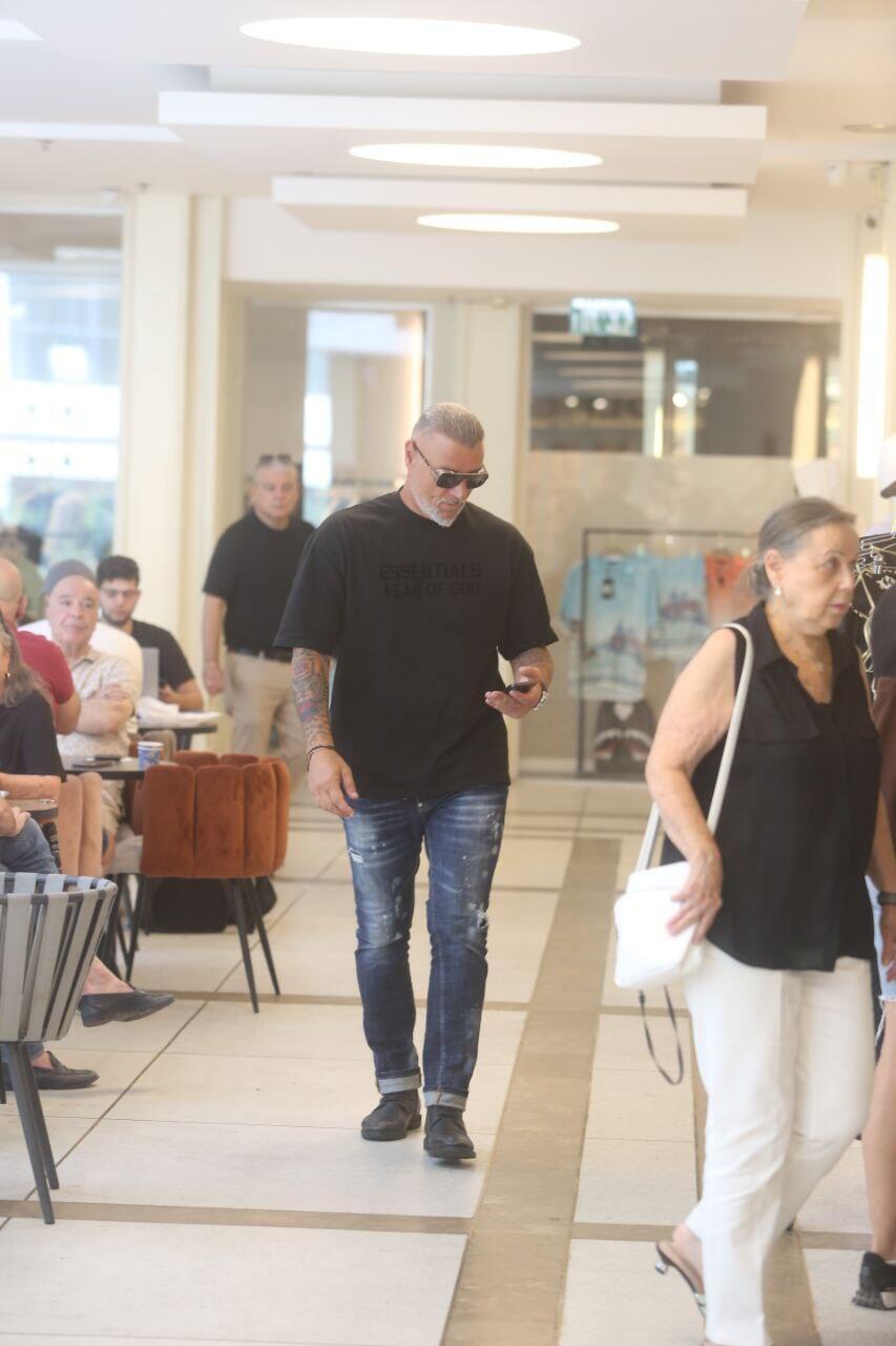 יש חדש? (צילום: מוטי לבטון) פפראצי איציק זוהר