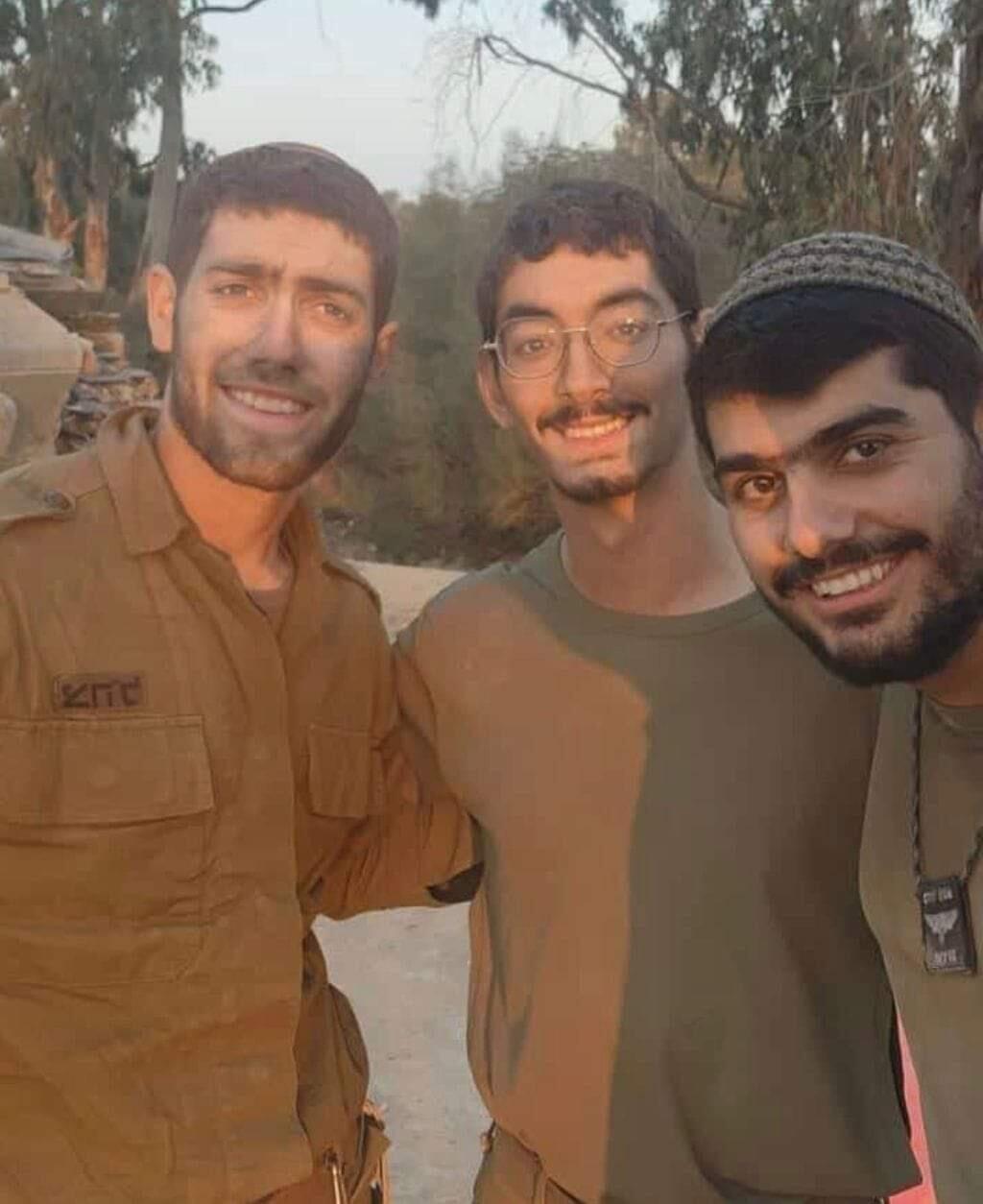 שלום מנחם לצד יקיר יעקב לוי ומשה צימבליסט זכרם לברכה. נפלו בקרבות ברצועה יקיר יעקב לוי שלום מנחם אליהו משה צימבליסט ז"ל נופלים חללים תקרית ה נמר"ה תמונה משותפת