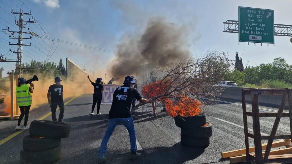 לוחמי יום כיפור חוסמים את כביש 4