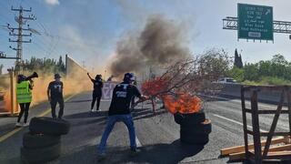 לוחמי יום כיפור חוסמים את כביש 4